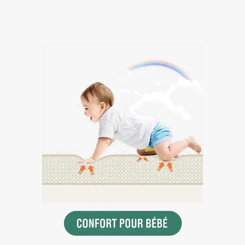 Bébé confortablement installé sur son tapis d'éveil Montessori