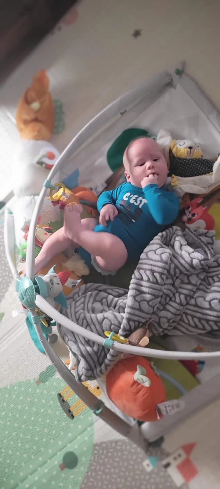 Bebe explorant sur un tapis d'eveil ferme