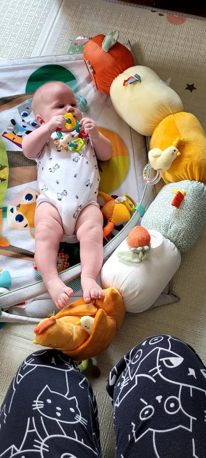 Bebe pratiquant des exercices de motricite