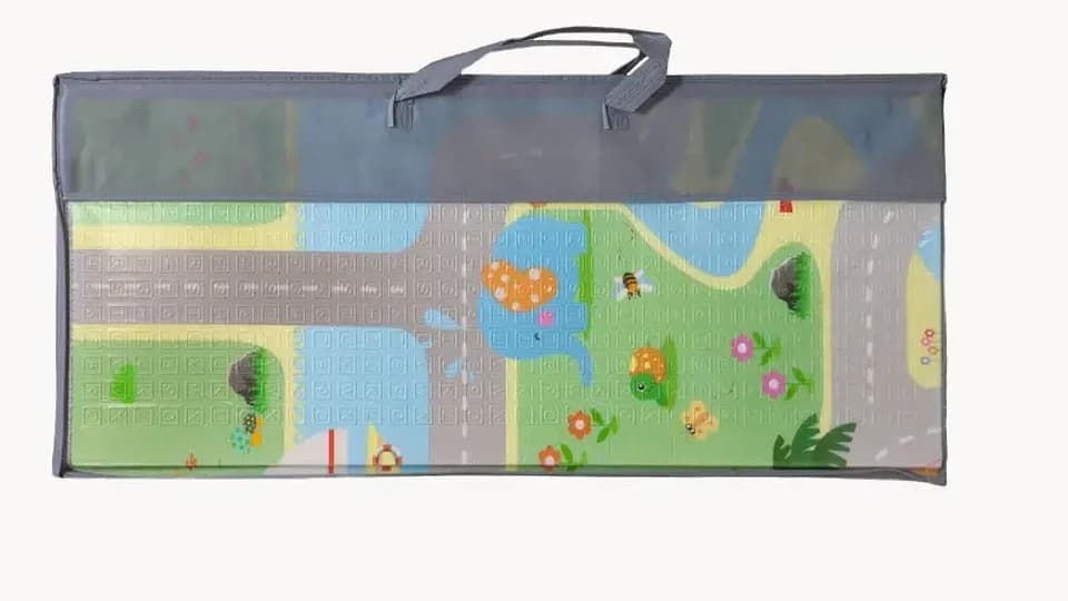 Le tapis plié dans sa housse de transport à poignées