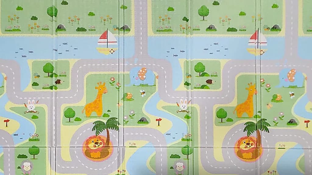 Face « aventure » du tapis : routes, rivière, girafe et lion aux couleurs vives