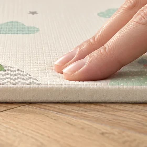 Une main appuie sur le bord du tapis : 1 cm de mousse