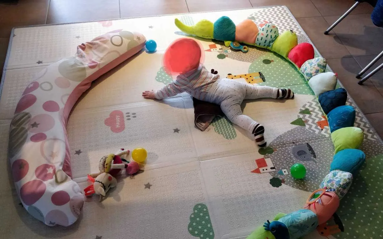 Accessoires autour du tapis d'eveil Montessori